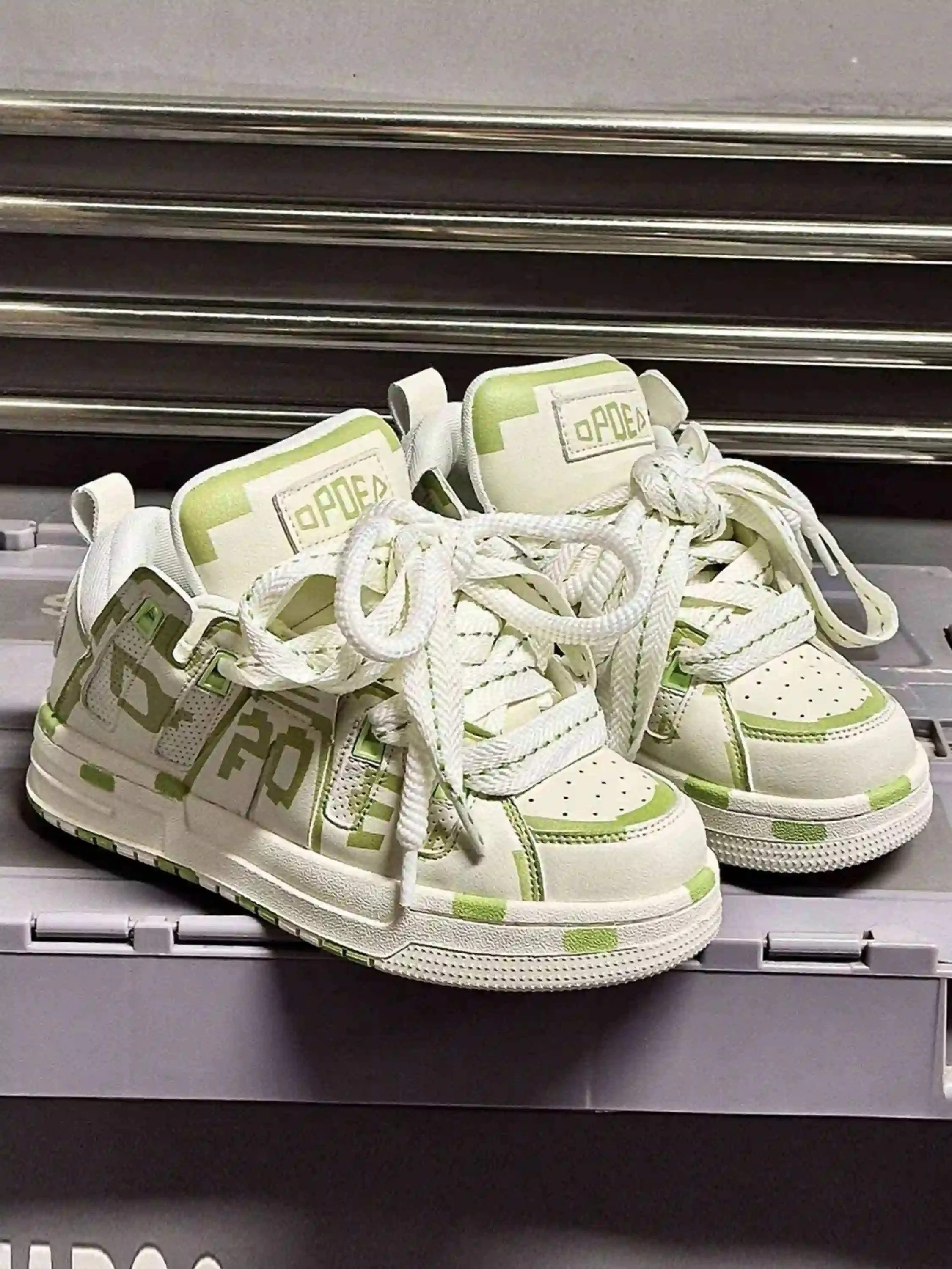 Disguisen High Street Versatile Couple Shoes