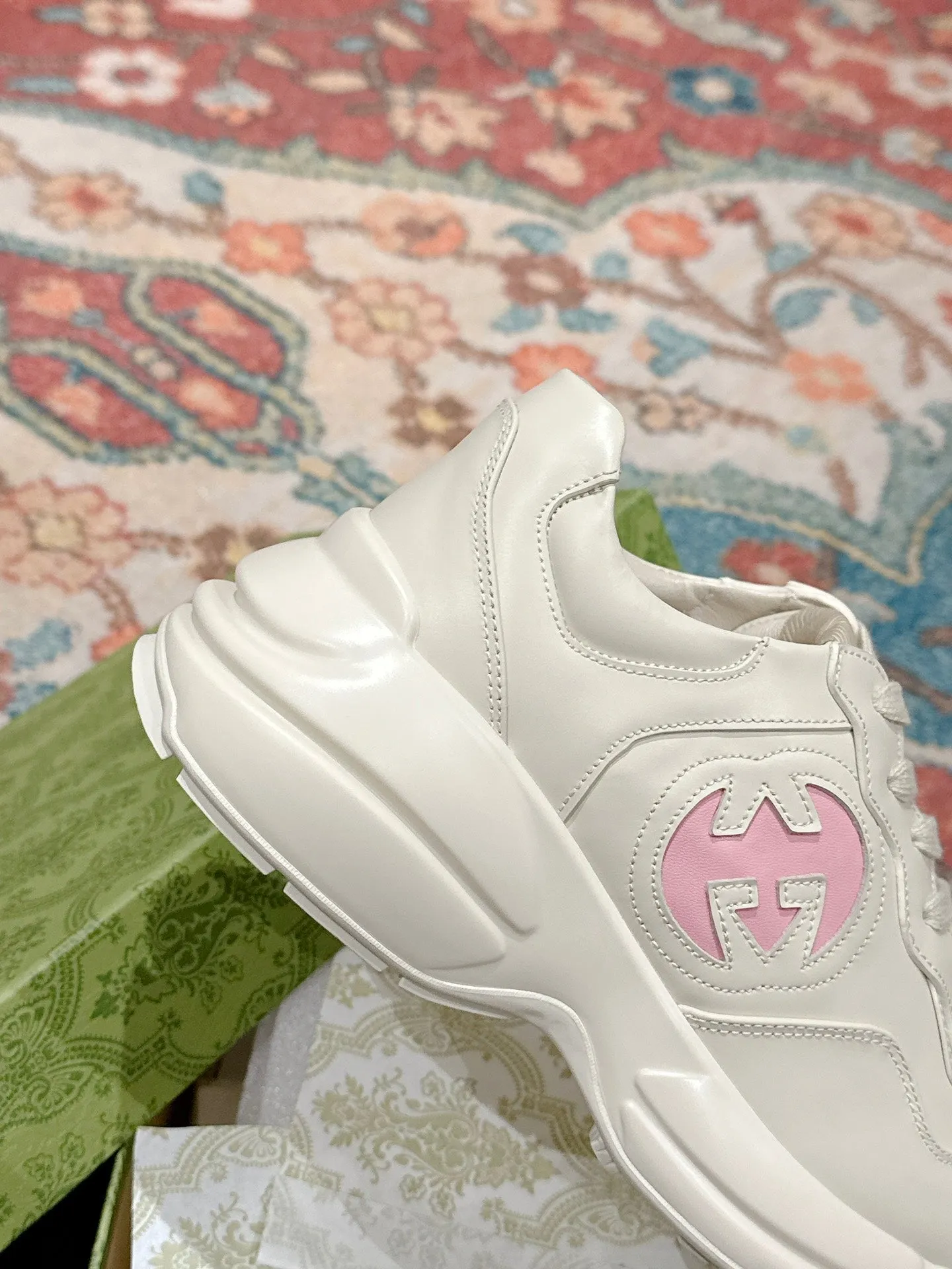 GG RHYTON TRAINER WHITE CALFSKIN WITH NAVY LOGO